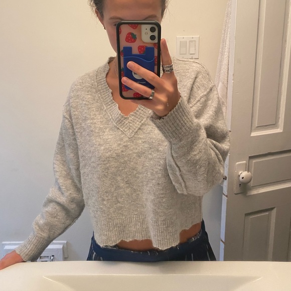 V-neck aritzia grey sweater - Picture 1 of 3
